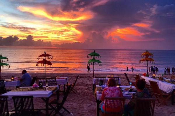 Menikmati Sunset Di Pantai Jimbaran
